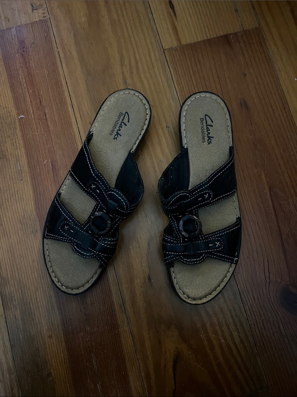 Ladies size 10 Clark slip on sandals - Picture 4 of 4
